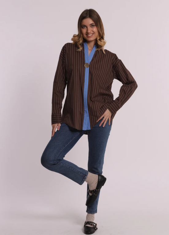 CAMISA DE RISCAS VERTICAIS COM CONTRASTE BICOLOR E BOTÃO MAXI - MIMI MUA