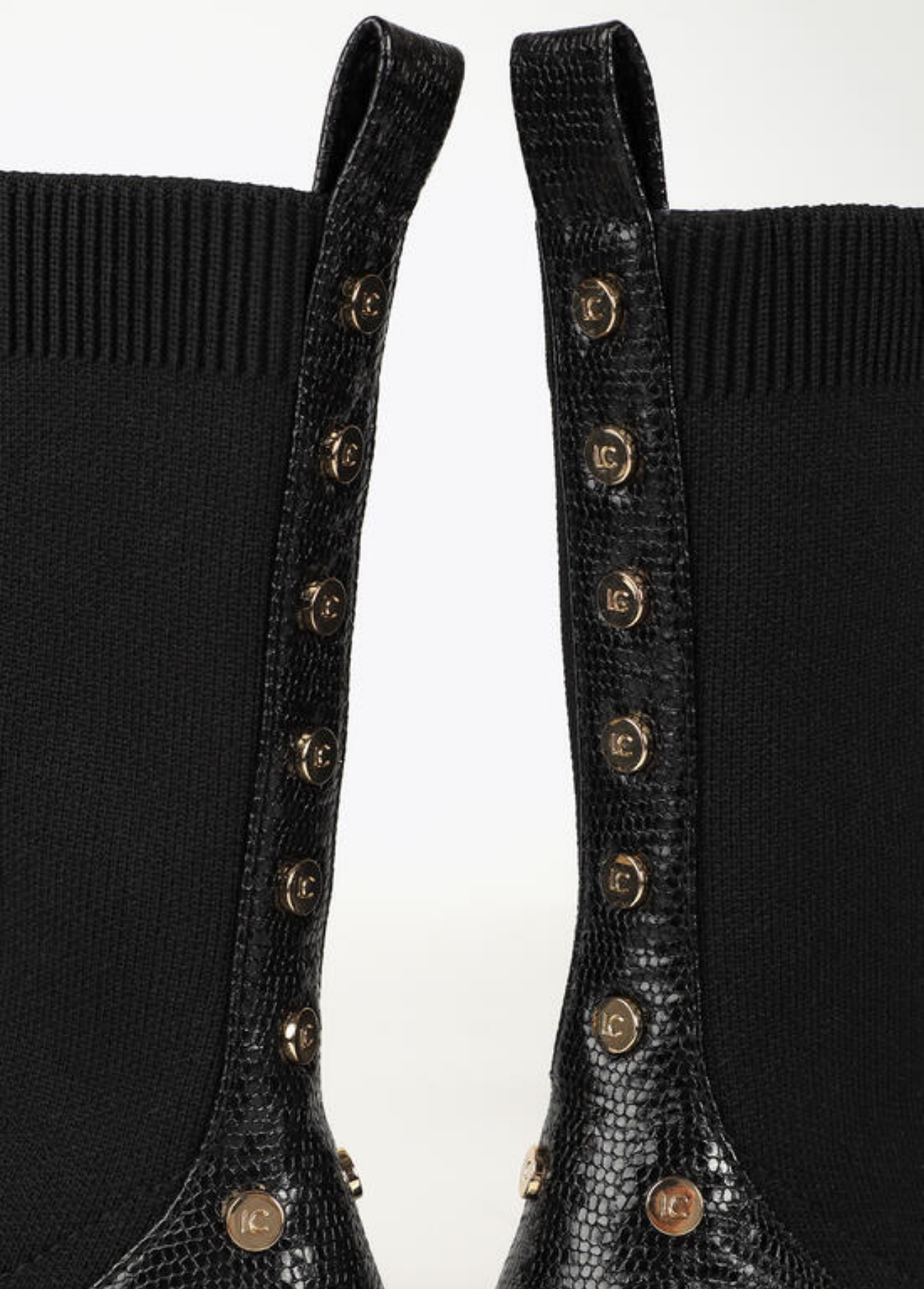 BOTINS ELÁSTICOS COM TACHAS E MONOGRAMA LC - LOLA CASADEMUNT