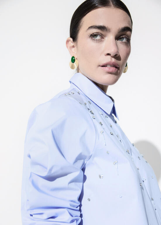 CAMISA AZUL COM APLICAÇÕES FRONTAIS LC - LOLA CASADEMUNT