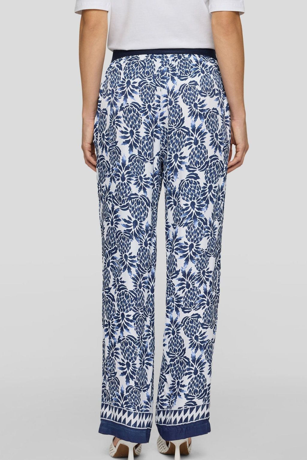 CALÇAS EM VISCOSE COM ESTAMPADO AZUL E BRANCO - RABE