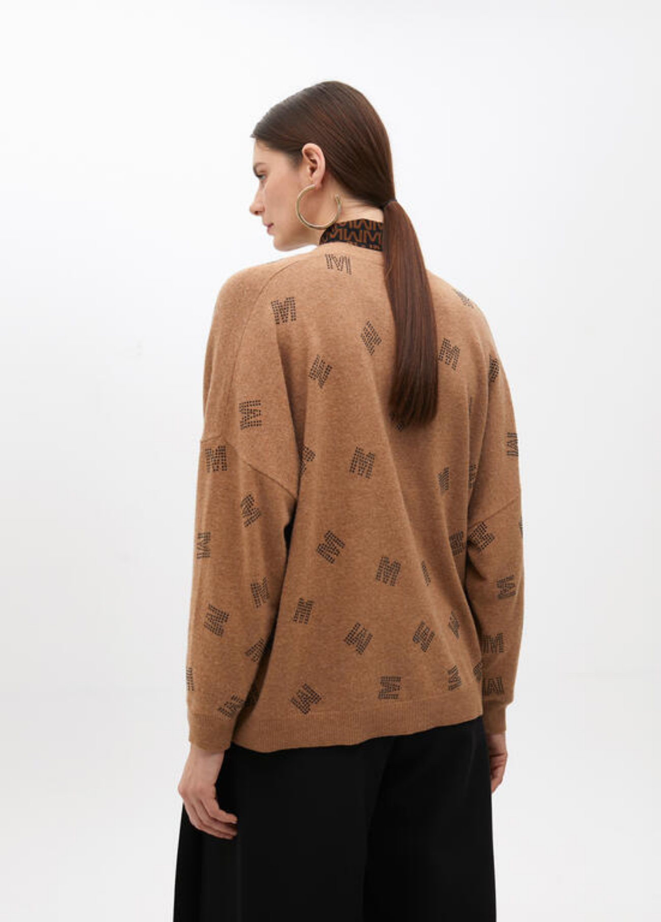 CARDIGAN CAMEL COM LETRAS ESTAMPADAS EM CONTRASTE - LOLA CASADEMUNT BY MAITE