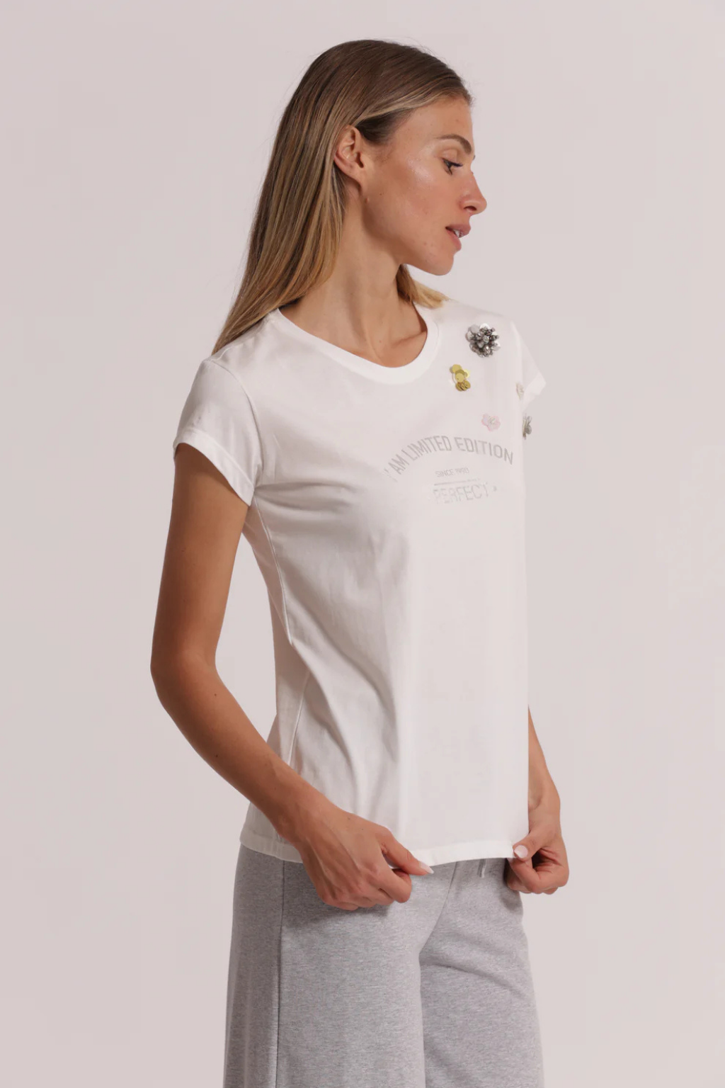 T-SHIRT EM ALGODÃO COM DETALHES EM STRASS - MIMI MUA