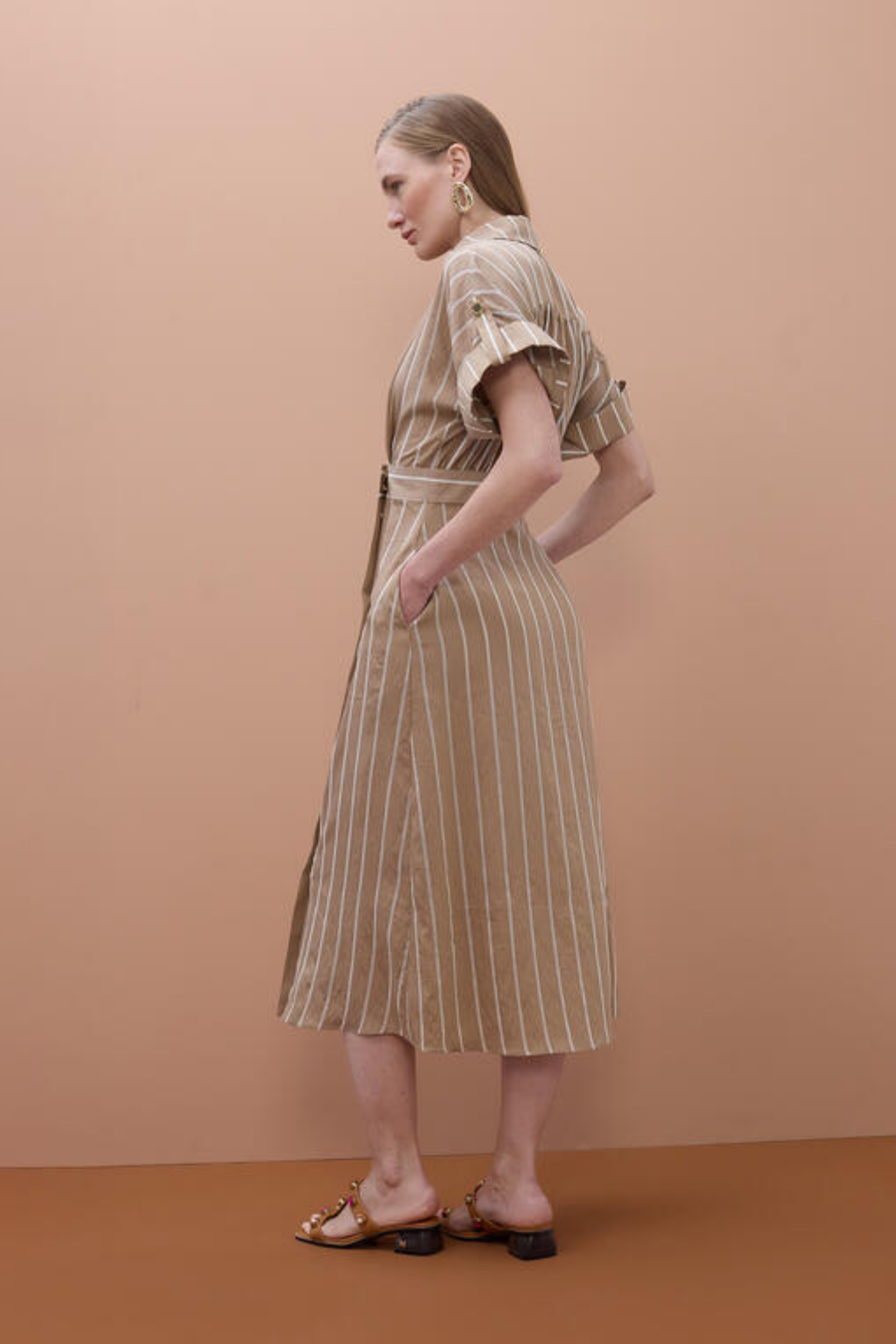 VESTIDO MIDI ÀS RISCAS COM CINTO - LOLA CASADEMUNT BY MAITE