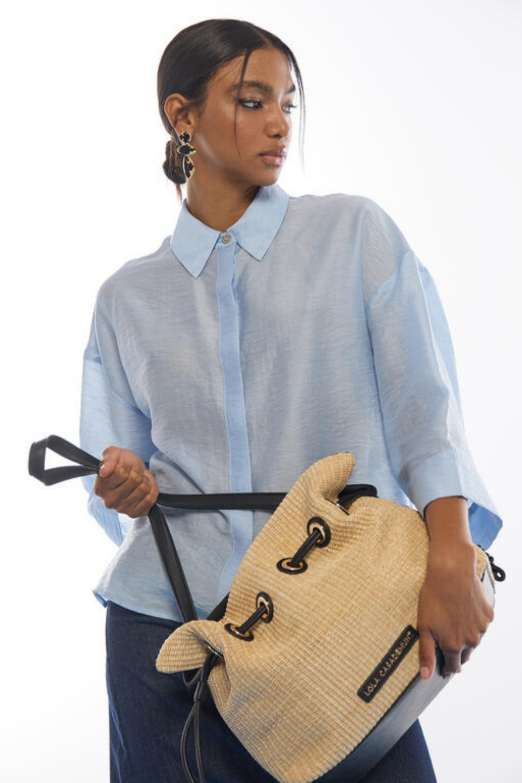 MALA BUCKET EM RÁFIA COM CORDÃO EM ECOPELE - LOLA CASADEMUNT