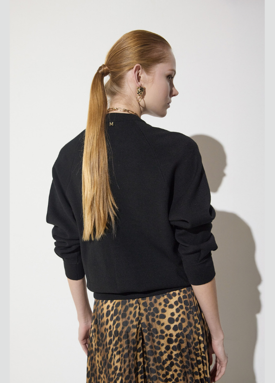 BOMBER EM TRICÔ PRETO COM ZÍPER DE LEOPARDO E BOTÕES METÁLICOS - LOLA CASADEMUNT