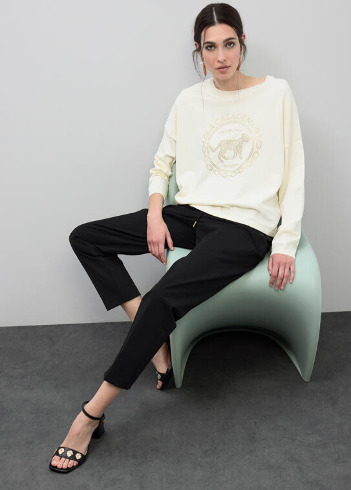 SWEATSHIRT LEVE COM STRASS NA FRENTE - LOLA CASADEMUNT