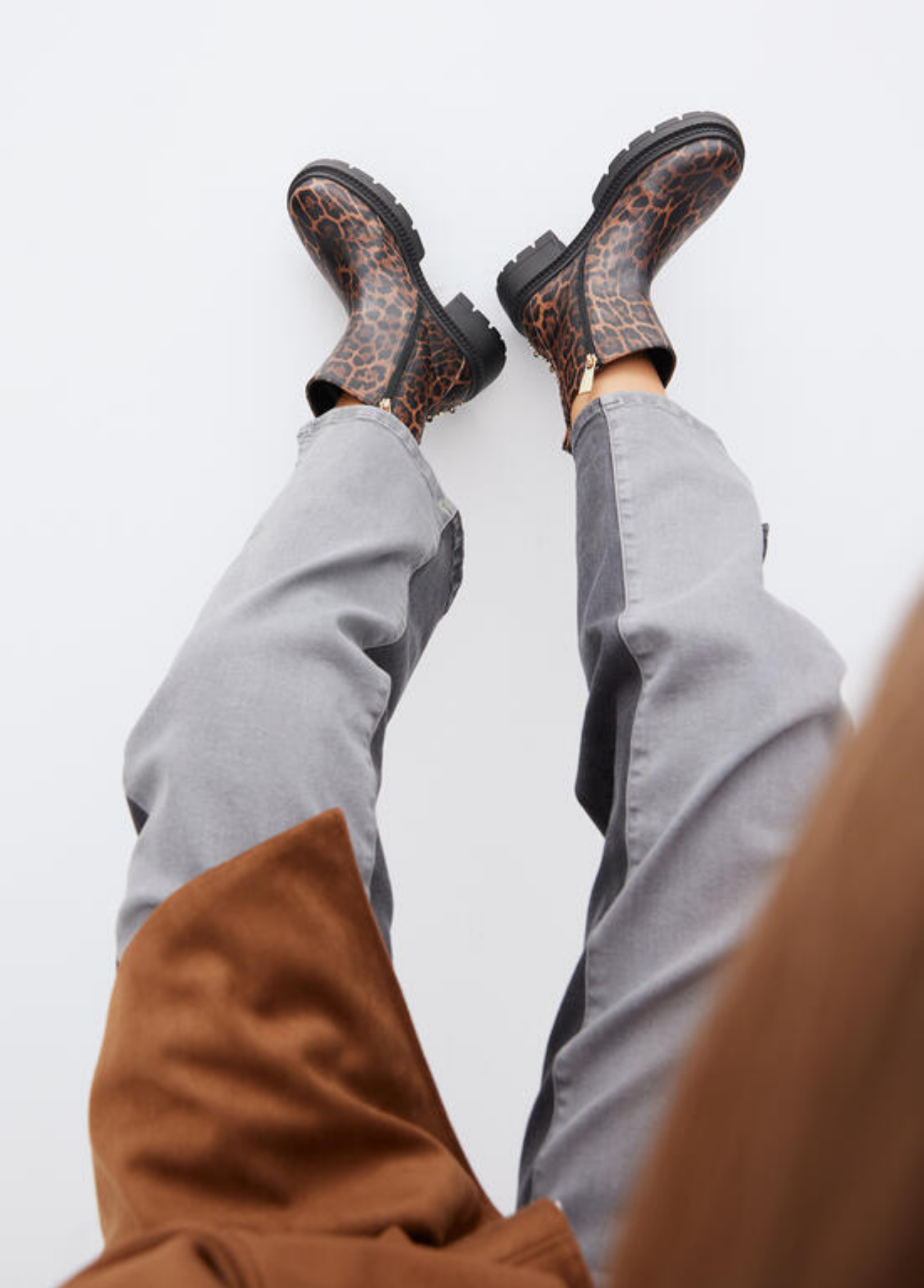 BOTAS ANIMAL PRINT COM TACHAS ATRÁS - LOLA CASADEMUNT
