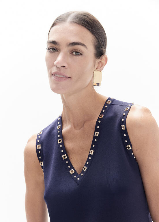 TOP DE MALHA AZUL MARINHO COM TACHAS DOURADAS LC - LOLA CASADEMUNT