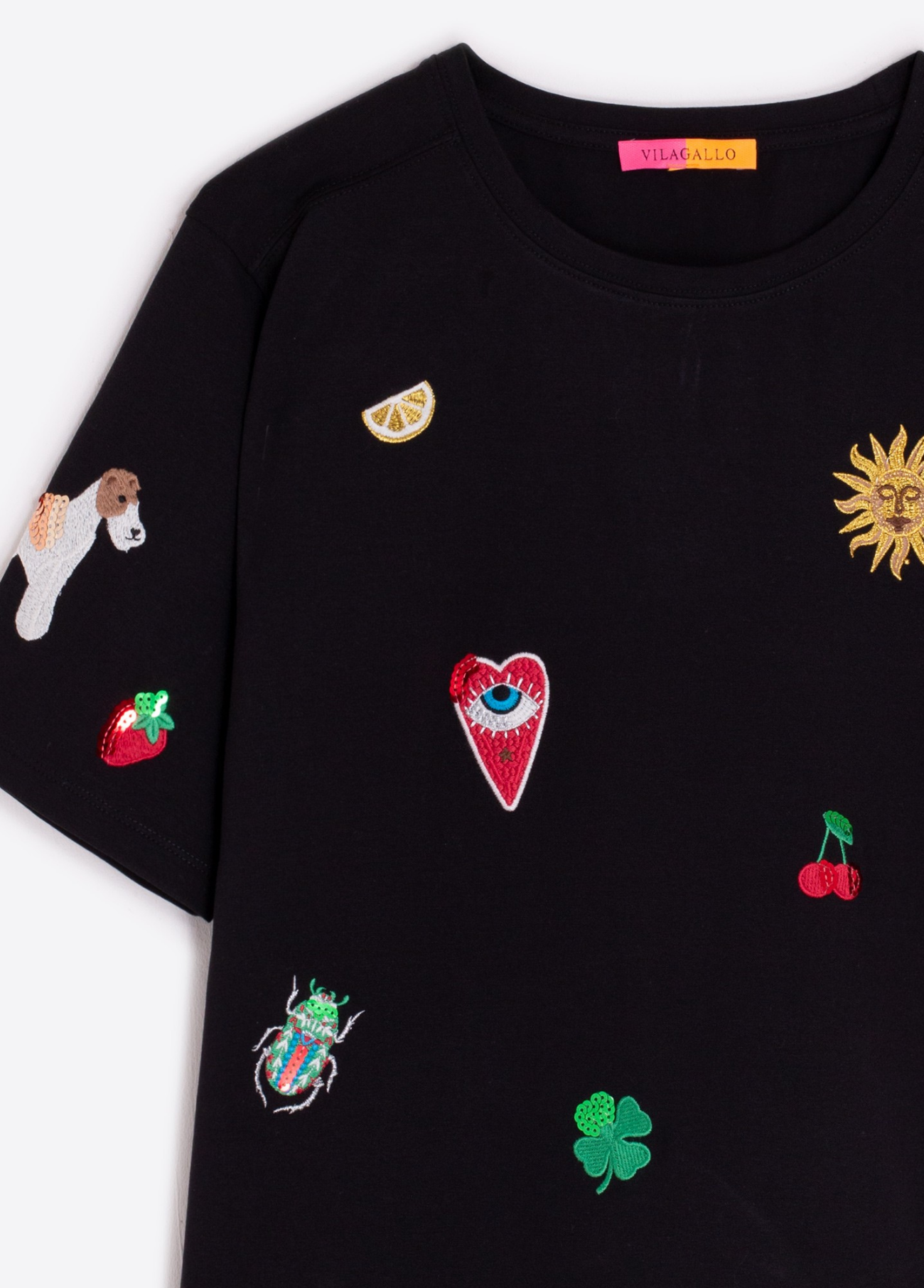 T-SHIRT PRETA COM PATCHES BORDADOS - VILAGALLO