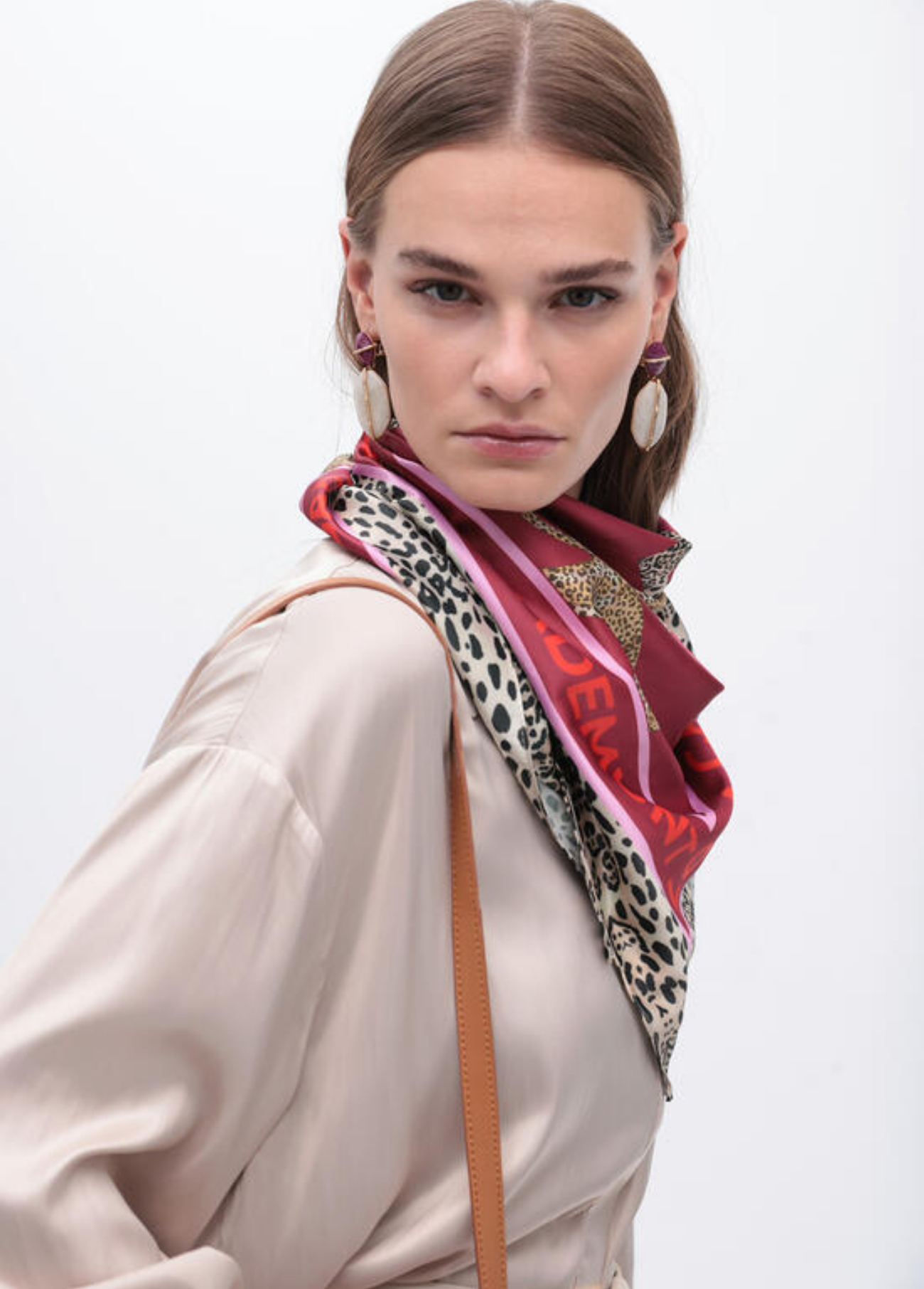 LENÇO ACETINADO VERMELHO COM LEOPARDOS - LOLA CASADEMUNT