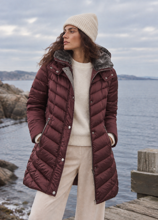 PARKA COMPRIDA ACOLCHOADA BORDEAUX COM CAPUZ E GOLA DE PÊLO - BARBARA LEBEK
