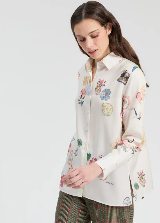 CAMISA BRANCA DE MANGA COMPRIDA E IMPRESSÃO DE VIAGENS - VILAGALLO