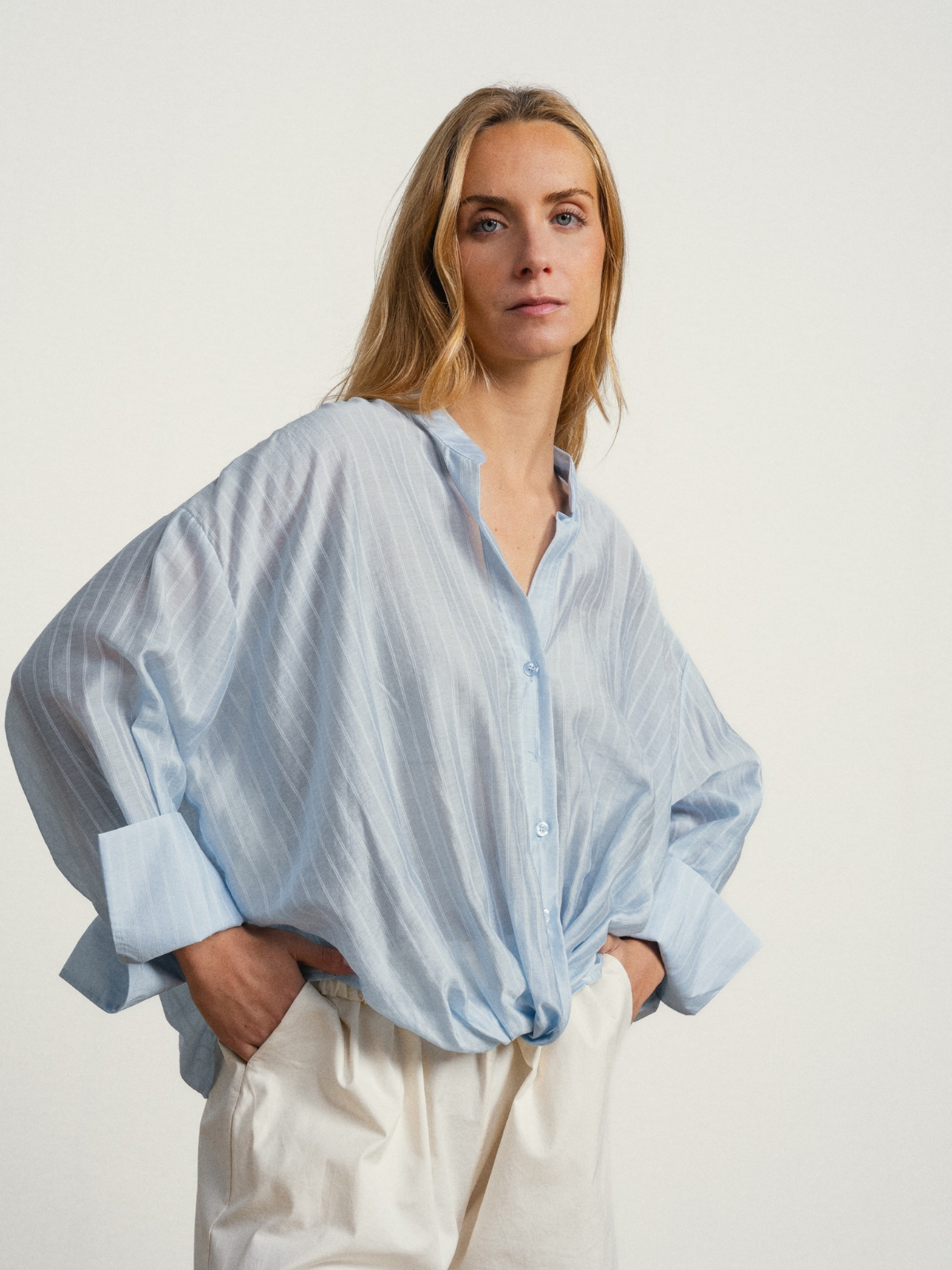 CAMISA SEMI TRANSPARENTE COM RISCAIS VERTICAIS E NÓ NO CÓS - SMF