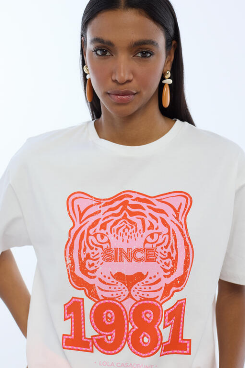 T-SHIRT BRANCA COM ESTAMPA TIGRE - LOLA CASADEMUNT