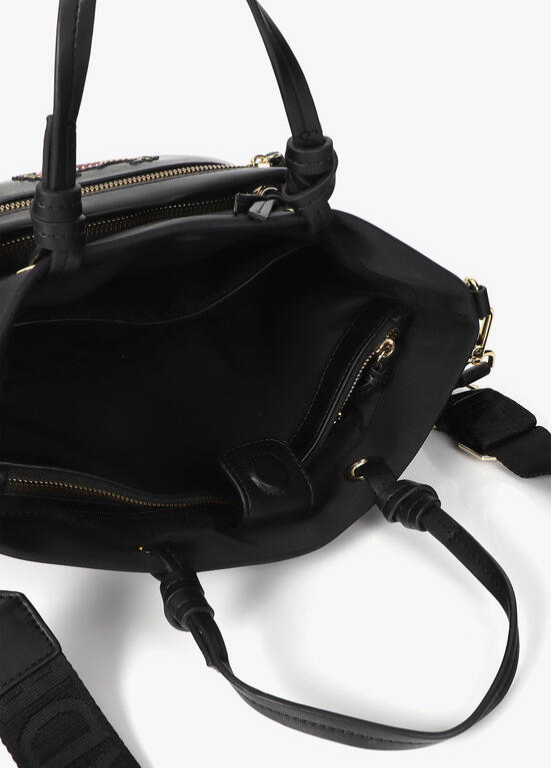MALA EM NYLON PRETA COM EMBLEMA LC - LOLA CASADEMUNT