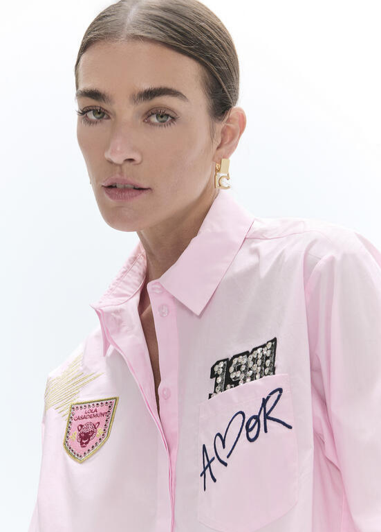 CAMISA ROSA COM TEMA AMOR E 1981 LC - LOLA CASADEMUNT