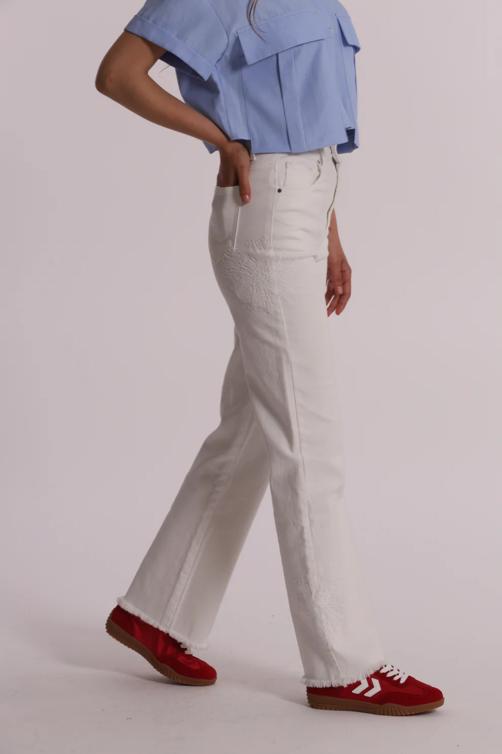 JEANS COM BORDADOS FLORAIS - MIMI MUA