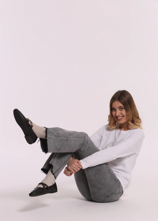 JEANS CINZA COM DEBROADO EM ONDA - MIMI MUA