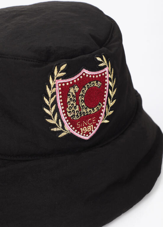 CHAPÉU ACOLCHOADO EM NYLON PRETO E EMBLEMA LC - LOLA CASADEMUNT