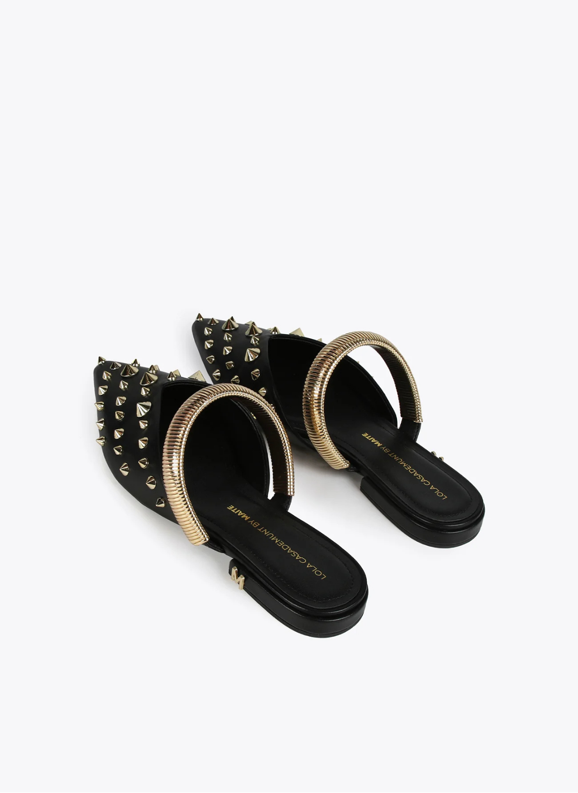 MULES PRETAS COM DETALHES DOURADOS - LOLA CASADEMUNT