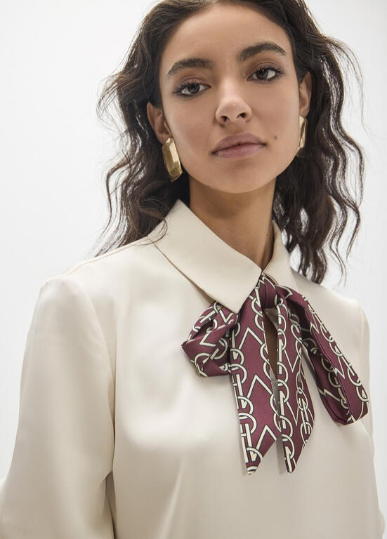 CAMISA REGULAR COM GOLA DE LENÇO COM MONOGRAMA EM CORRENTE BY MAITE - LOLA CASADEMUNT