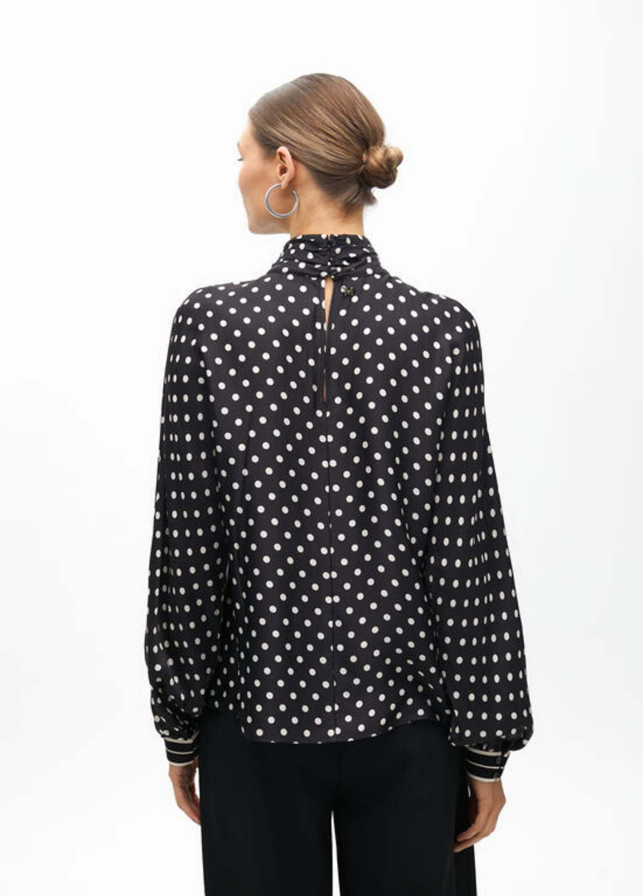 CAMISA DE CETIM PADRÃO POÁS E GOLA SUBIDA - LOLA CASADEMUNT