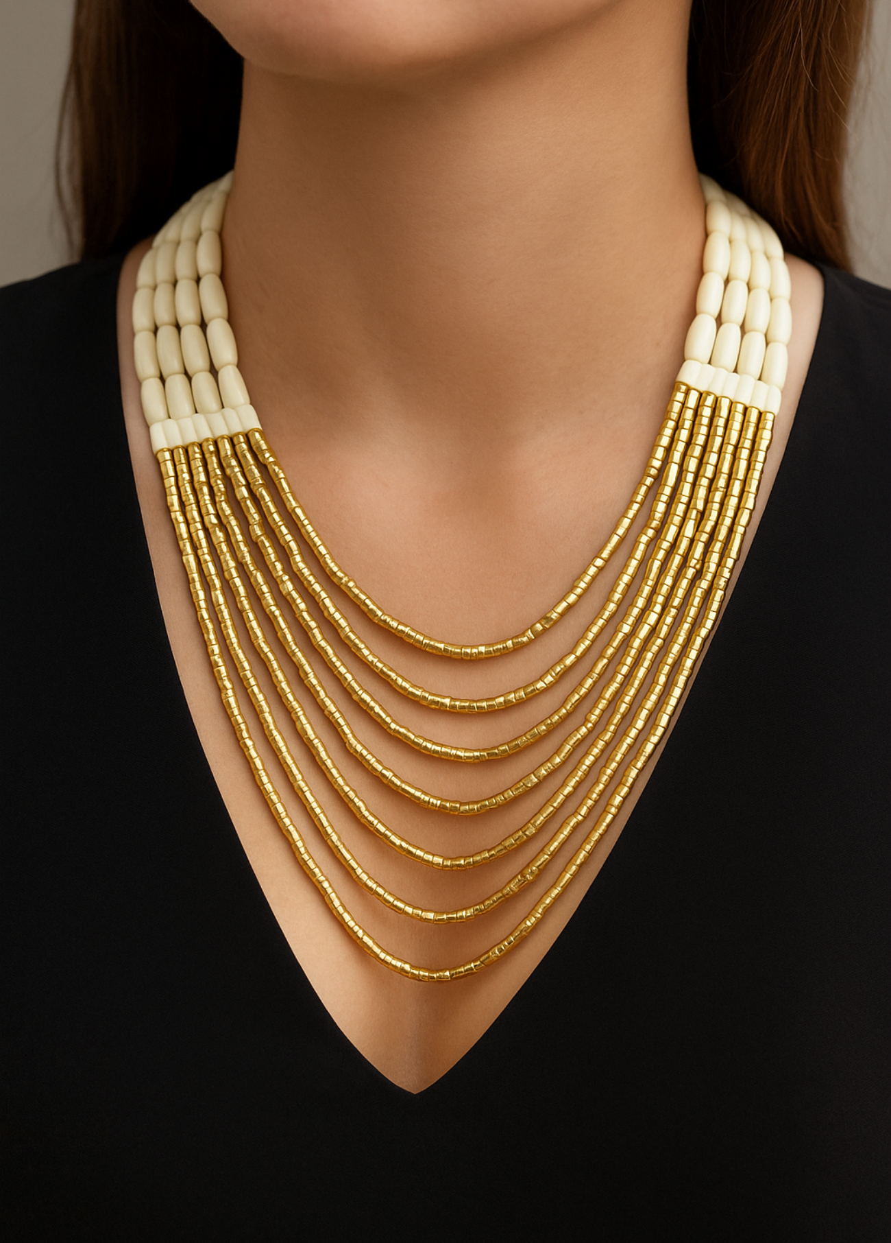 COLAR MULTICAMADAS DOURADO COM DETALHES EM BEGE - ALIBY