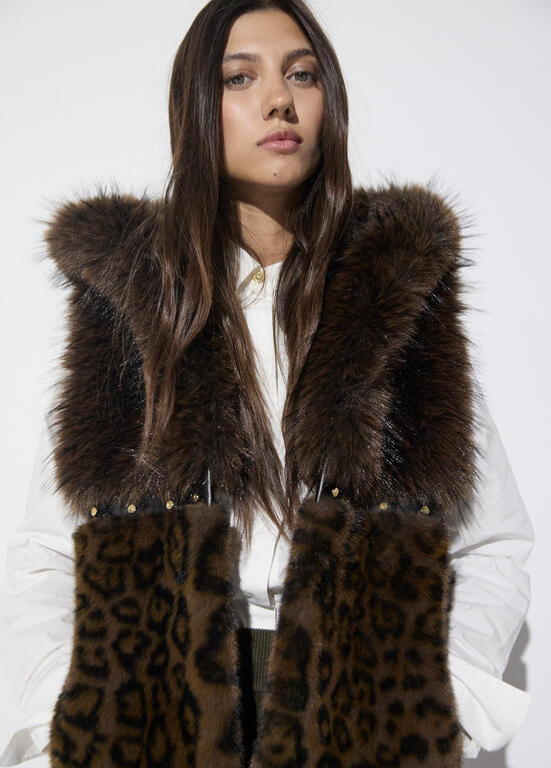 COLETE DE PÊLO SINTÉTICO TRICOLOR COM ANIMAL PRINT - LOLA CASADEMUNT