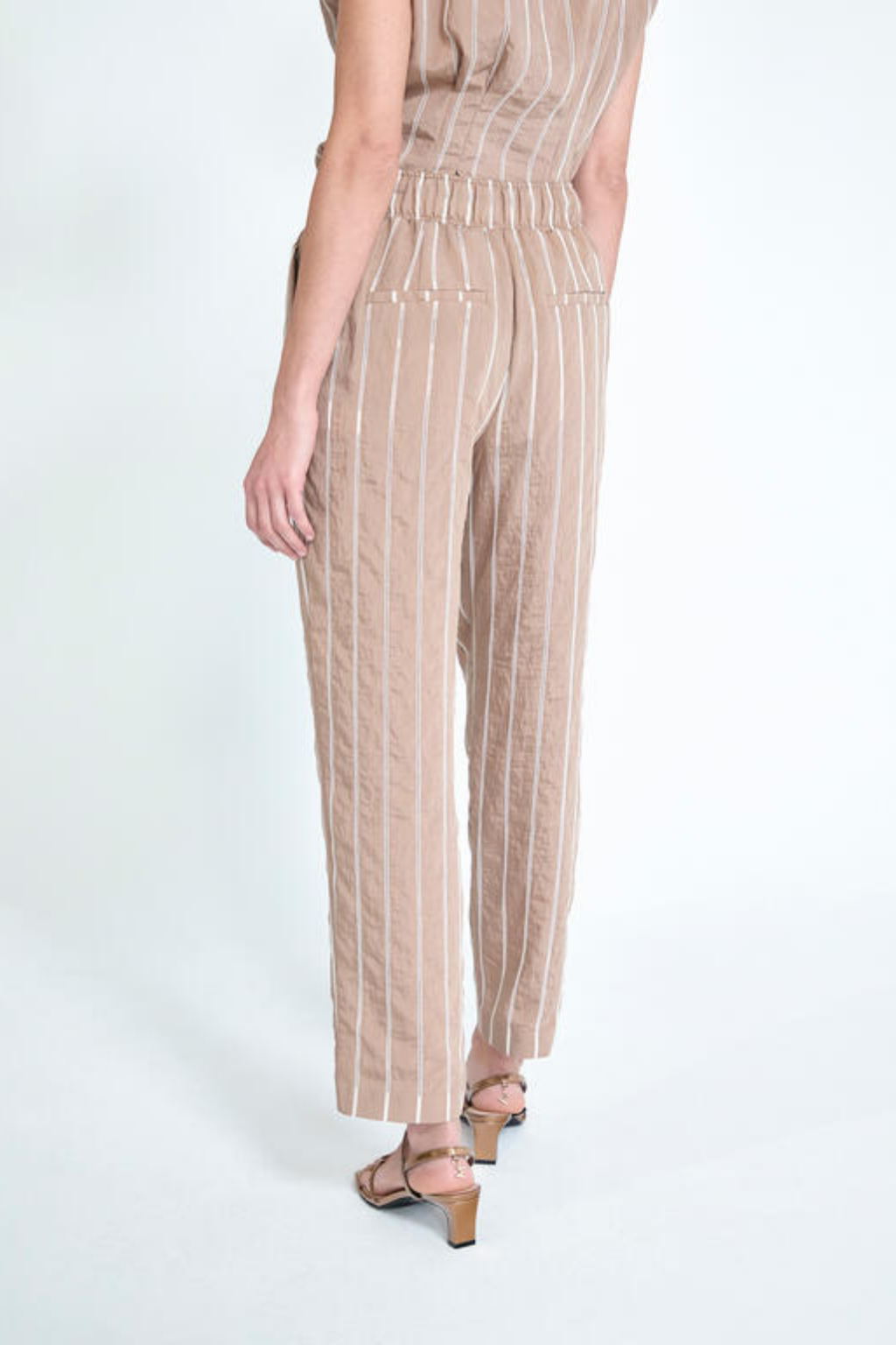 CALÇAS JOGGER BEGE COM RISCA VERTICAL BRANCA - LOLA CASADEMUNT