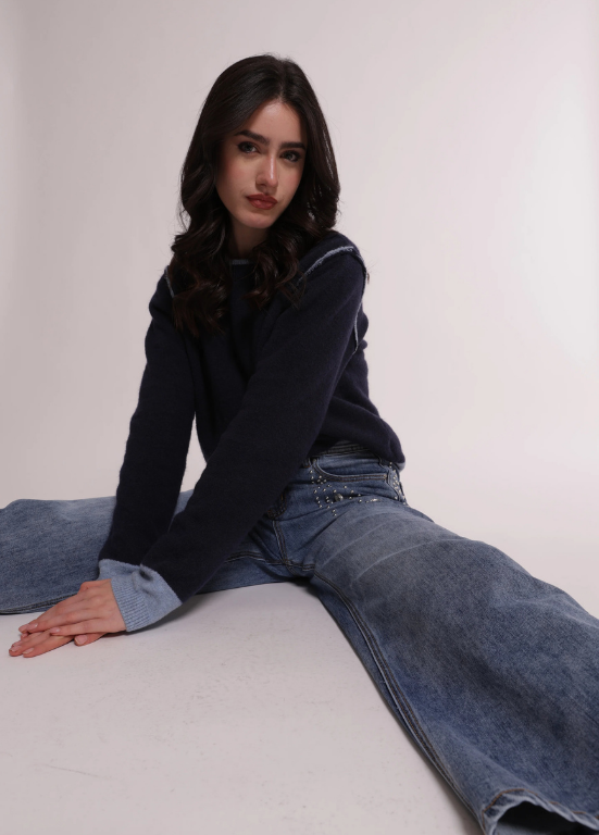 JEANS DE GANGA COM APÕELICAÇS LATERAIS ASSIMÉTRICAS - MIMI MUA