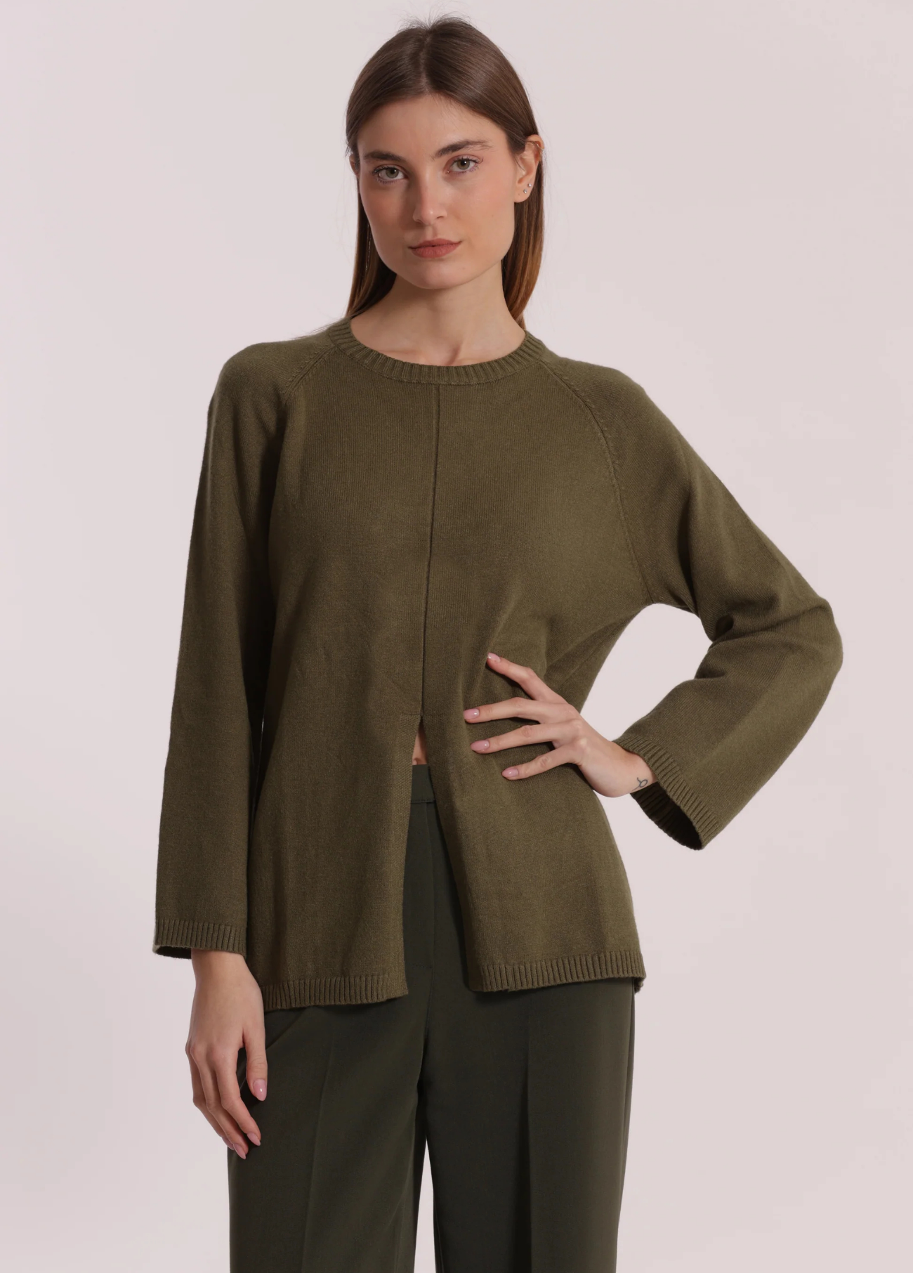 CAMISOLA DE MALHA COM GOLA REMOVIVEL E DETALHE DE ABERTURA NA FRENTE - MIMI MUA