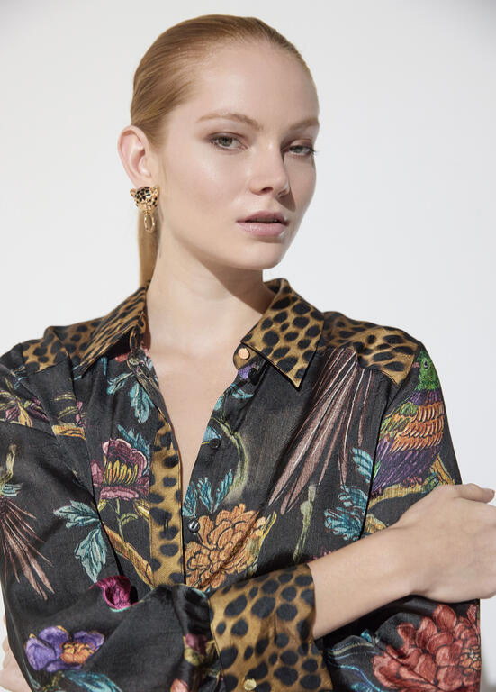 CAMISA REGULAR FIT COM ESTAMPADO DE ANIMAL PRINT E FLORES COMBINADO - LOLA CASADEMUNT
