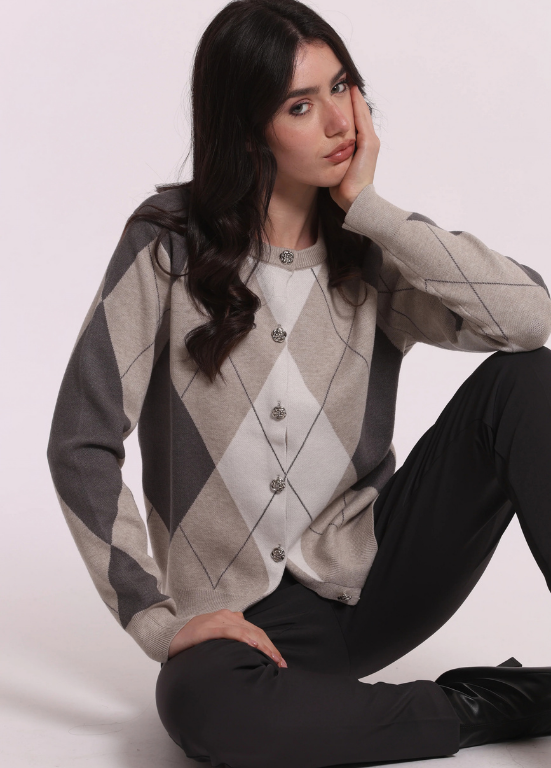 CARDIGAN DE LOSANGOS COM BOTÕES TIPO JÓIA - MIMI MUA