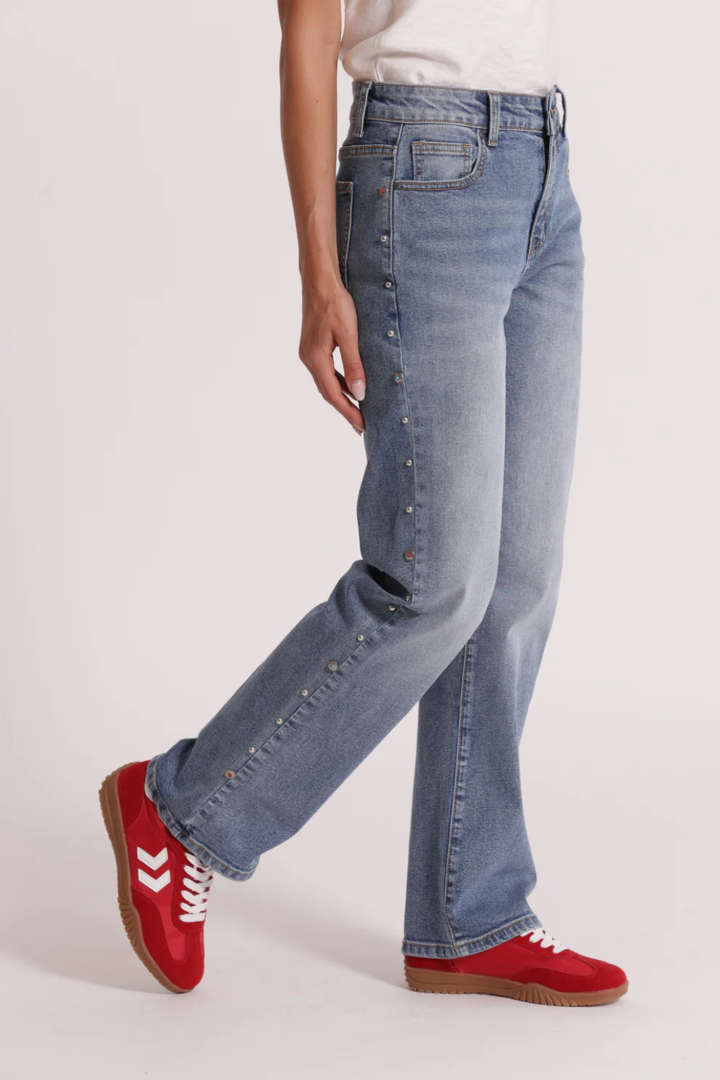 JEANS DE GANGA COM TACHAS LATERAIS - MIMI MUA