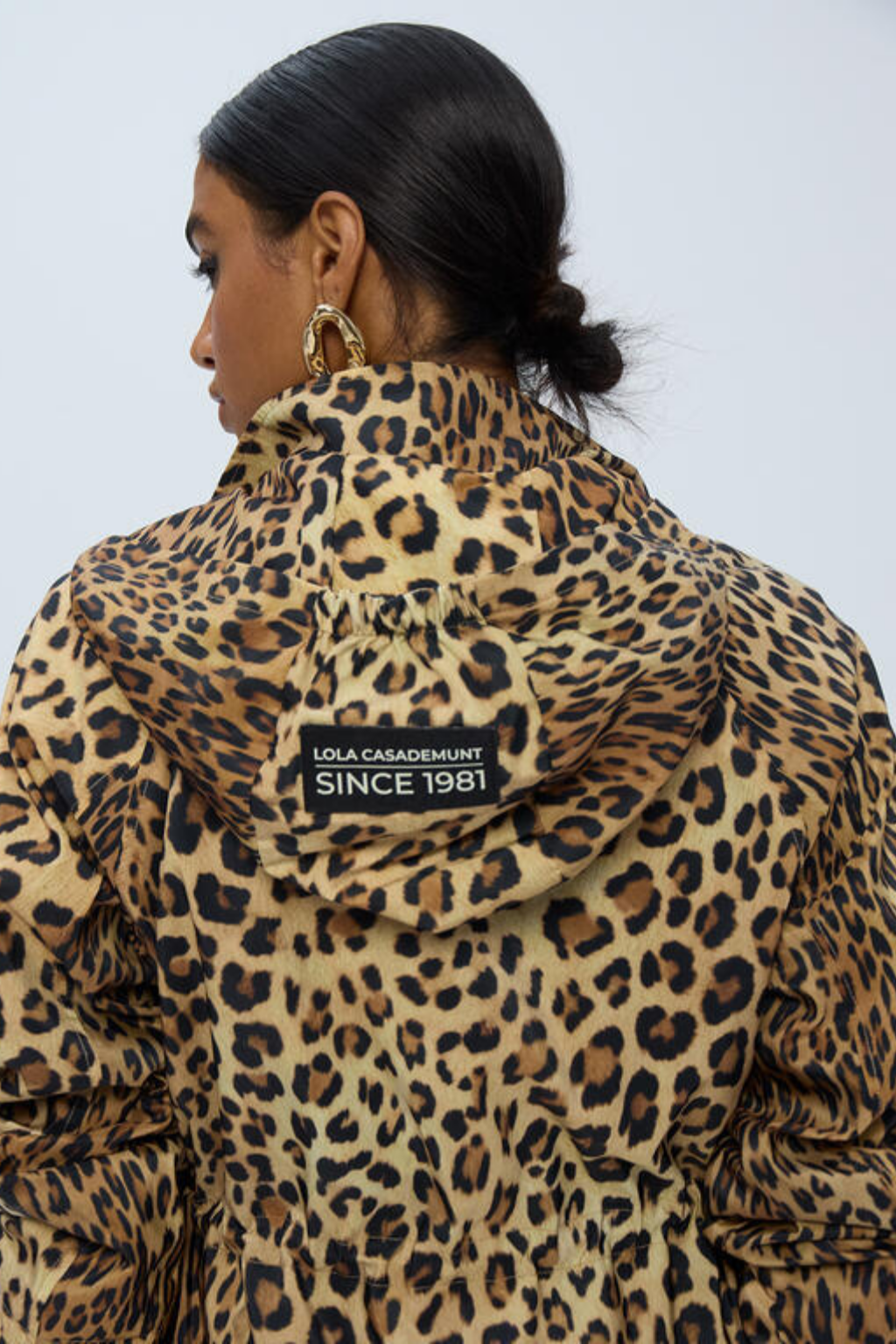 PARKA ANIMAL PRINT COM CAPUZ E  AJUSTE NA CINTURA - LOLA CASADEMUNT