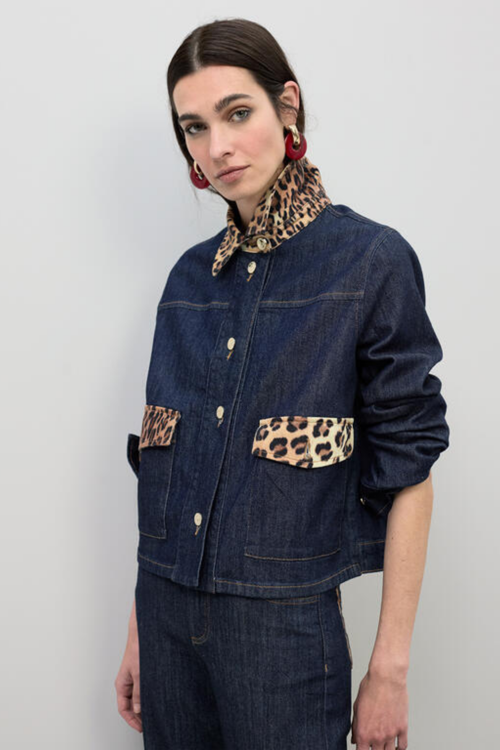 BLUSÃO CURTO GANGA COM DE TALHES EM ANIMAL PRINT - LOLA CASADEMUNT