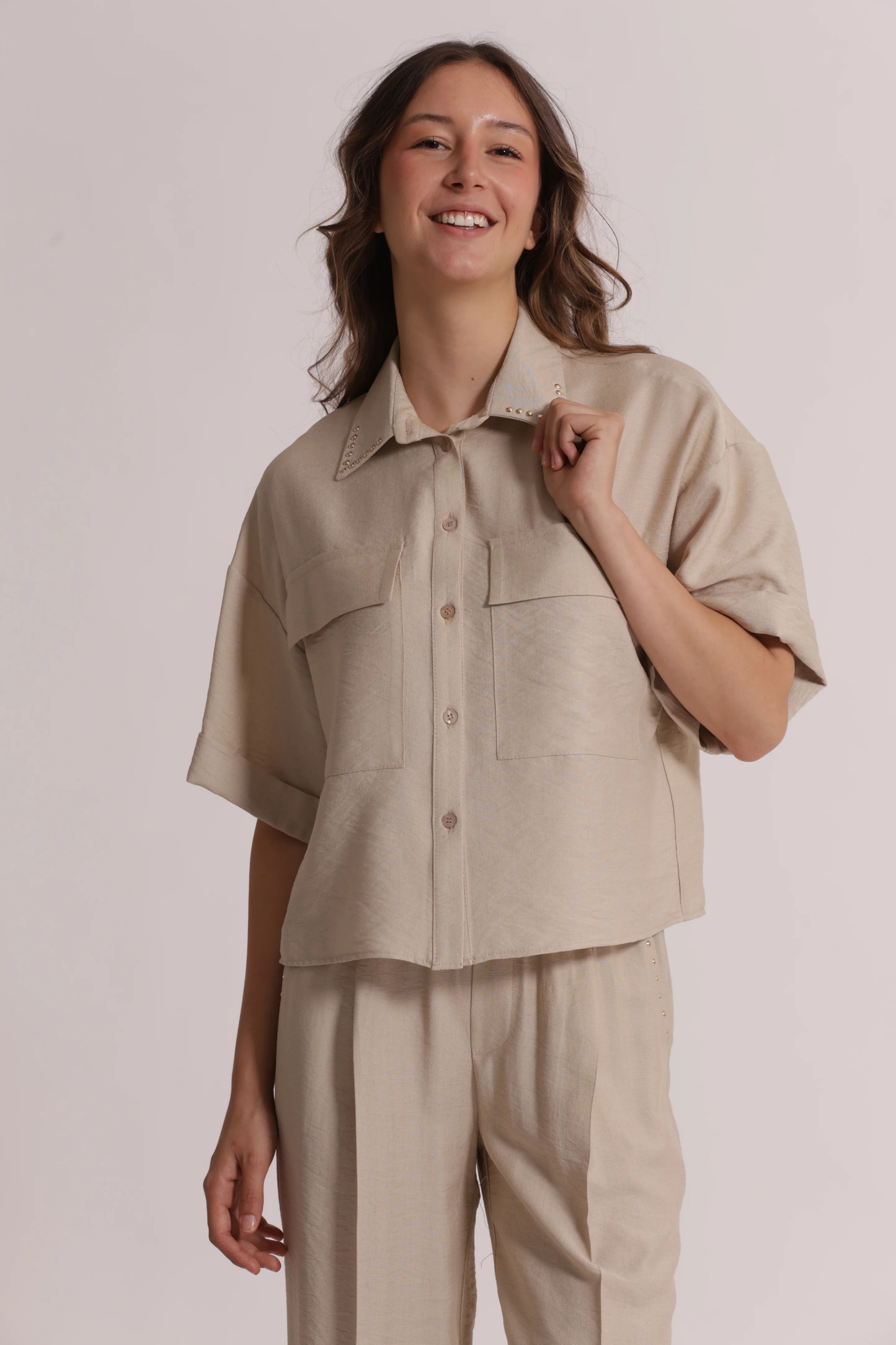 BLUSA COM PORMENOR DE TACHAS - MIMI MUA