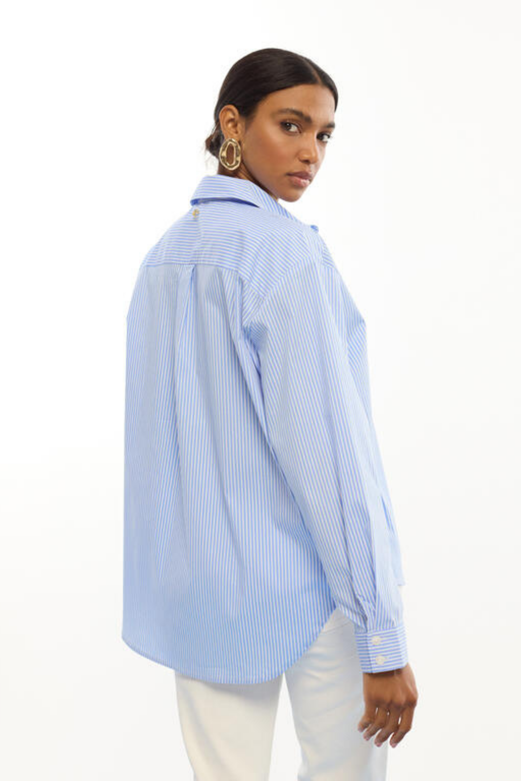 CAMISA ÀS RISCAS COM APLICAÇÕES EM FLORES - LOLA CASADEMUNT