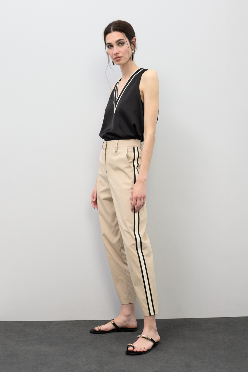 CALÇAS RETA COM FAIXAS LATERAIS - LOLA CASADEMUNT