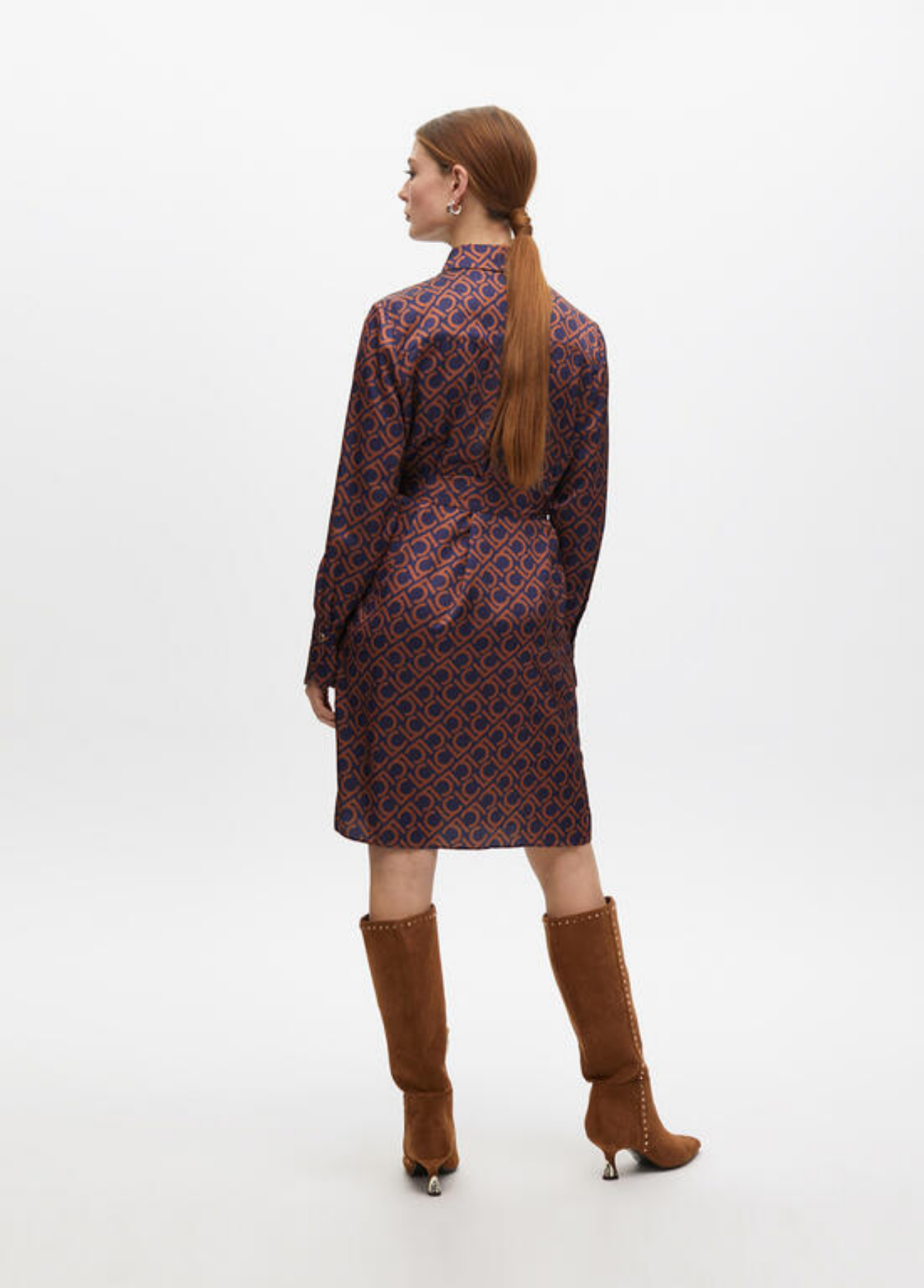 VESTIDO CURTO ACETINADO ESTAMPADO COM CINTO - LOLA CASADEMUNT