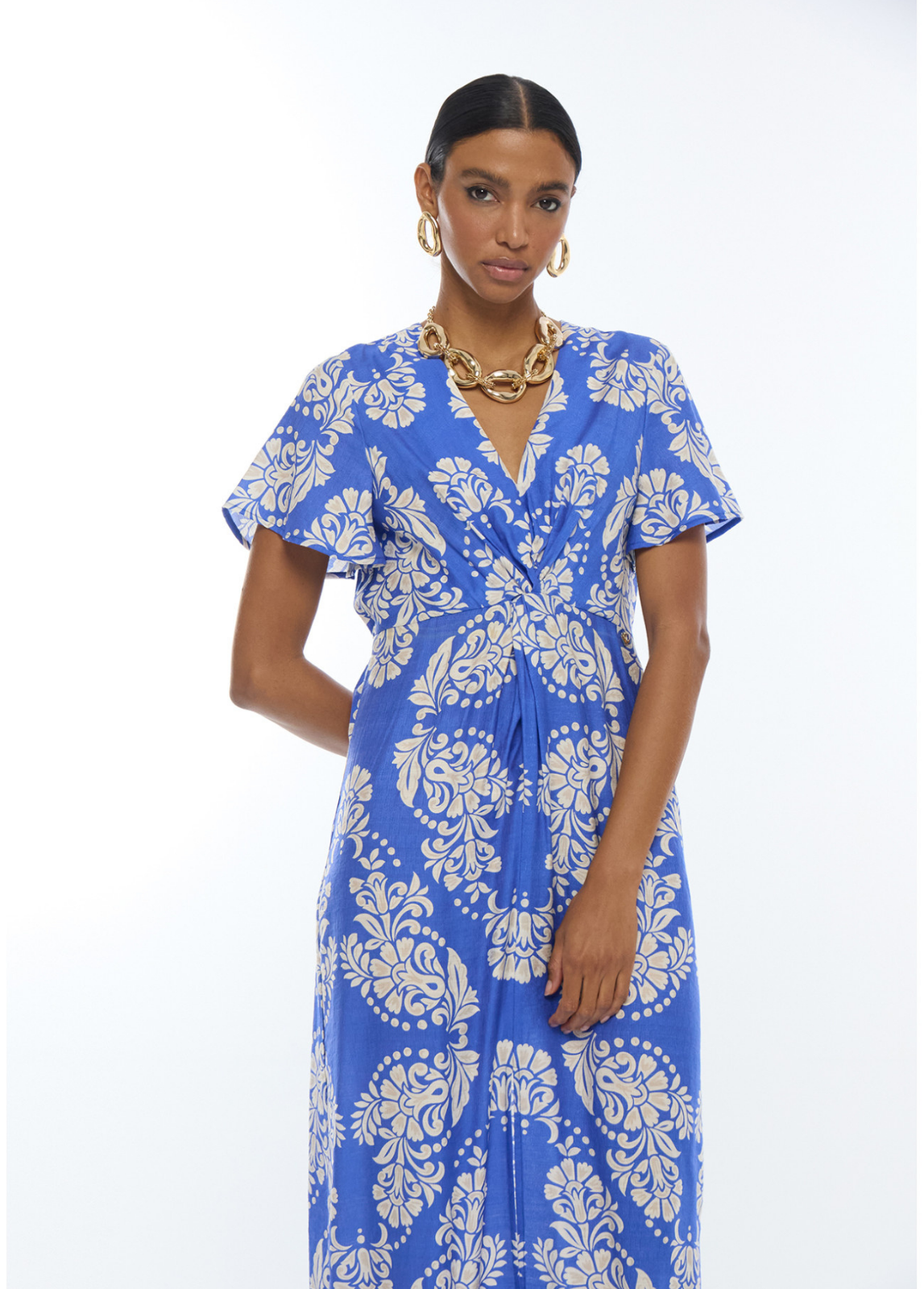 VESTIDO FLUIDO COM GOLA EM V E ESTAMPADO PAISLEY AZUL - LOLA CASADEMUNT