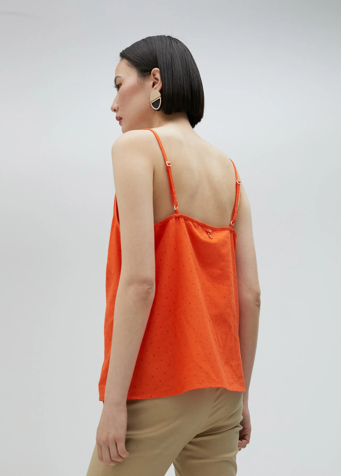TOP LARANJA COM DECOTE EM V, STRASS E ALÇAS AJUSTÁVEIS - LOLA CASADEMUNT