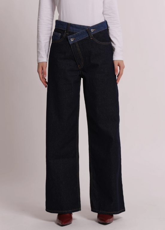 JEANS DE GANGA ESCURA , PERNA LARGA COM CINTURA CRUZADA - MIMI MUA