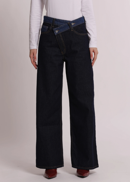 JEANS DE GANGA ESCURA , PERNA LARGA COM CINTURA CRUZADA - MIMI MUA