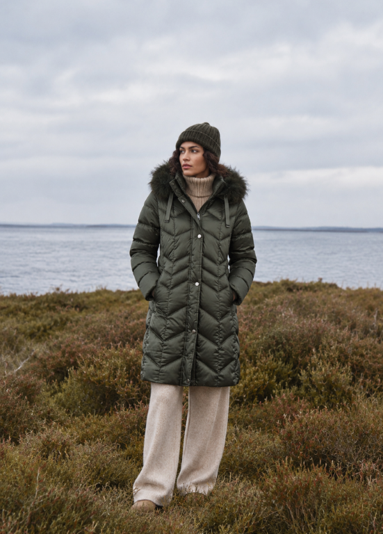 PARKA COMPRIDA VERDE OLIVA COM CAPUZ DE PÊLO NATURAL - BARBARA LEBEK