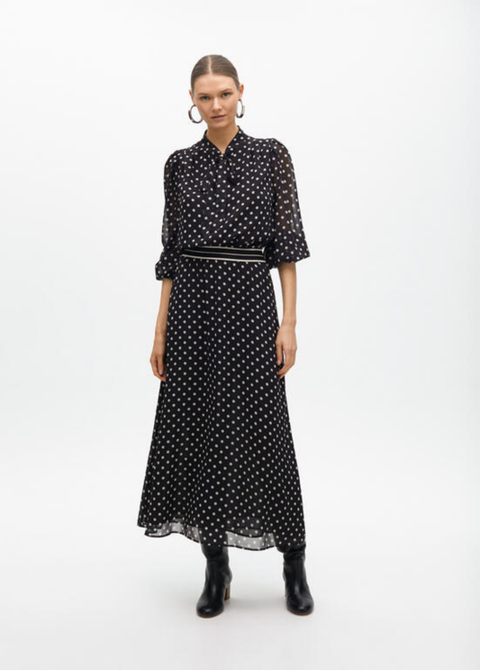 VESTIDO MIDI PRETO PADRÃO POÁS E LAÇO NA GOLA - LOLA CASADEMUNT BY MAITE