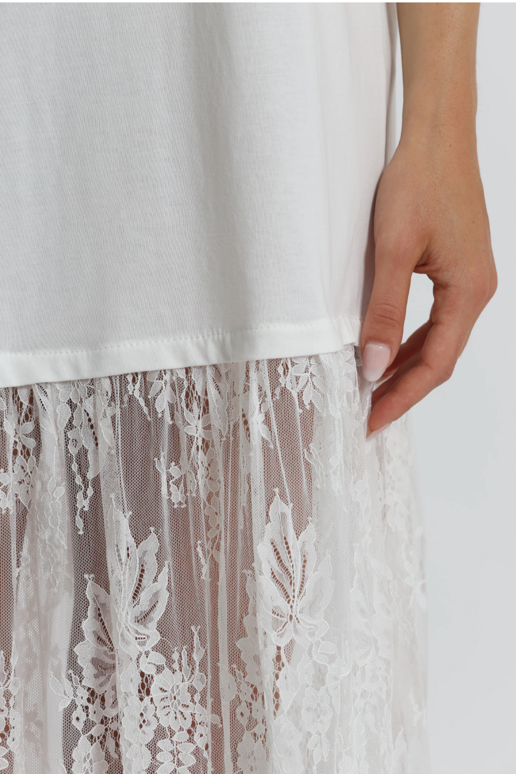 VESTIDO DE MANGA CURTA " BEVERLY HILLS" COM DETALHES EM RENDA - MIMI MUA