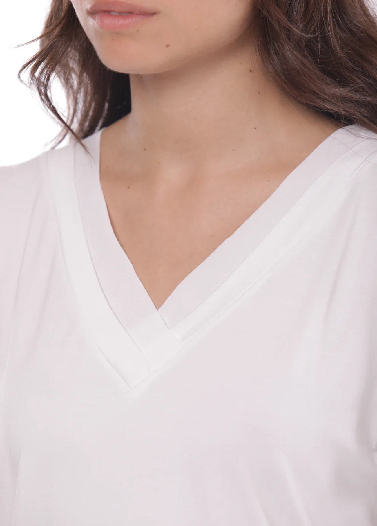 T-SHIRT COM DECOTE EM V E DETALHES EM GEORGETTE