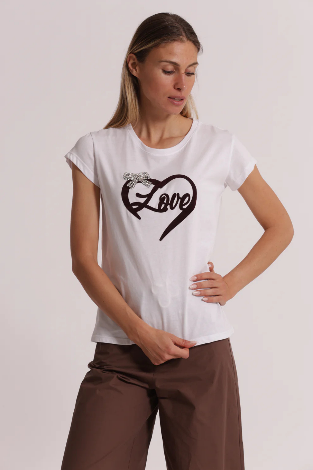 T-SHIRT DE ALGODÃO LOVE COM ESTAMPADO DE VELUDO E LAÇO DE STRASS - MIMI MUA