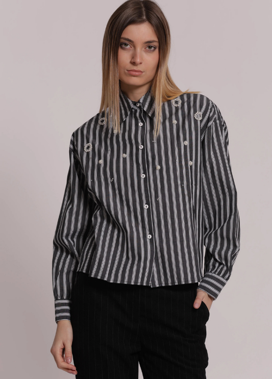 CAMISA DE RISCAS EM ALGOÃO DCOM APLICÕEAÇS FRONTAIS - MIMI MUA